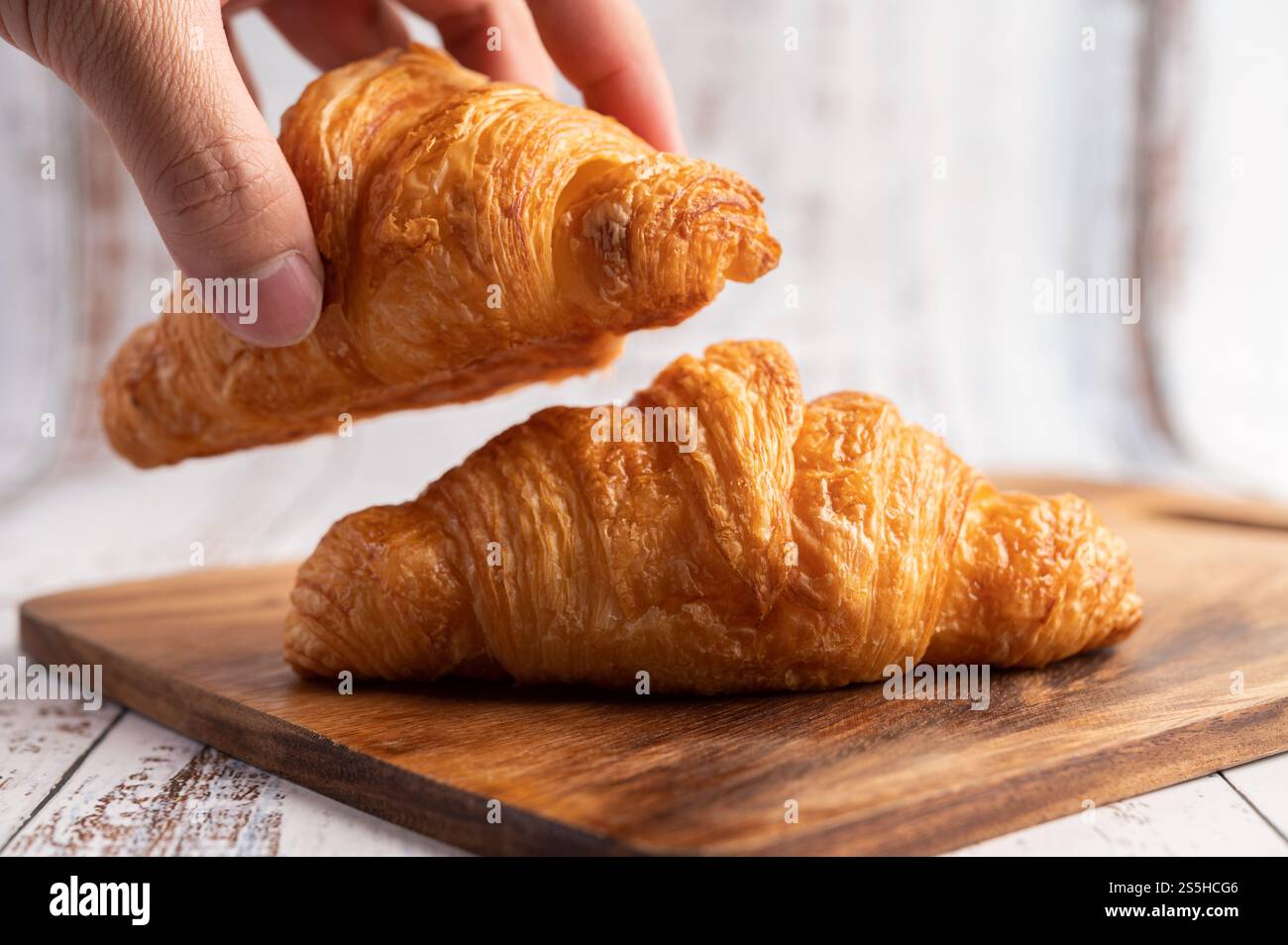 Croissants auf einem hölzernen Schneidebrett. Selektiver Fokus. Stockfoto