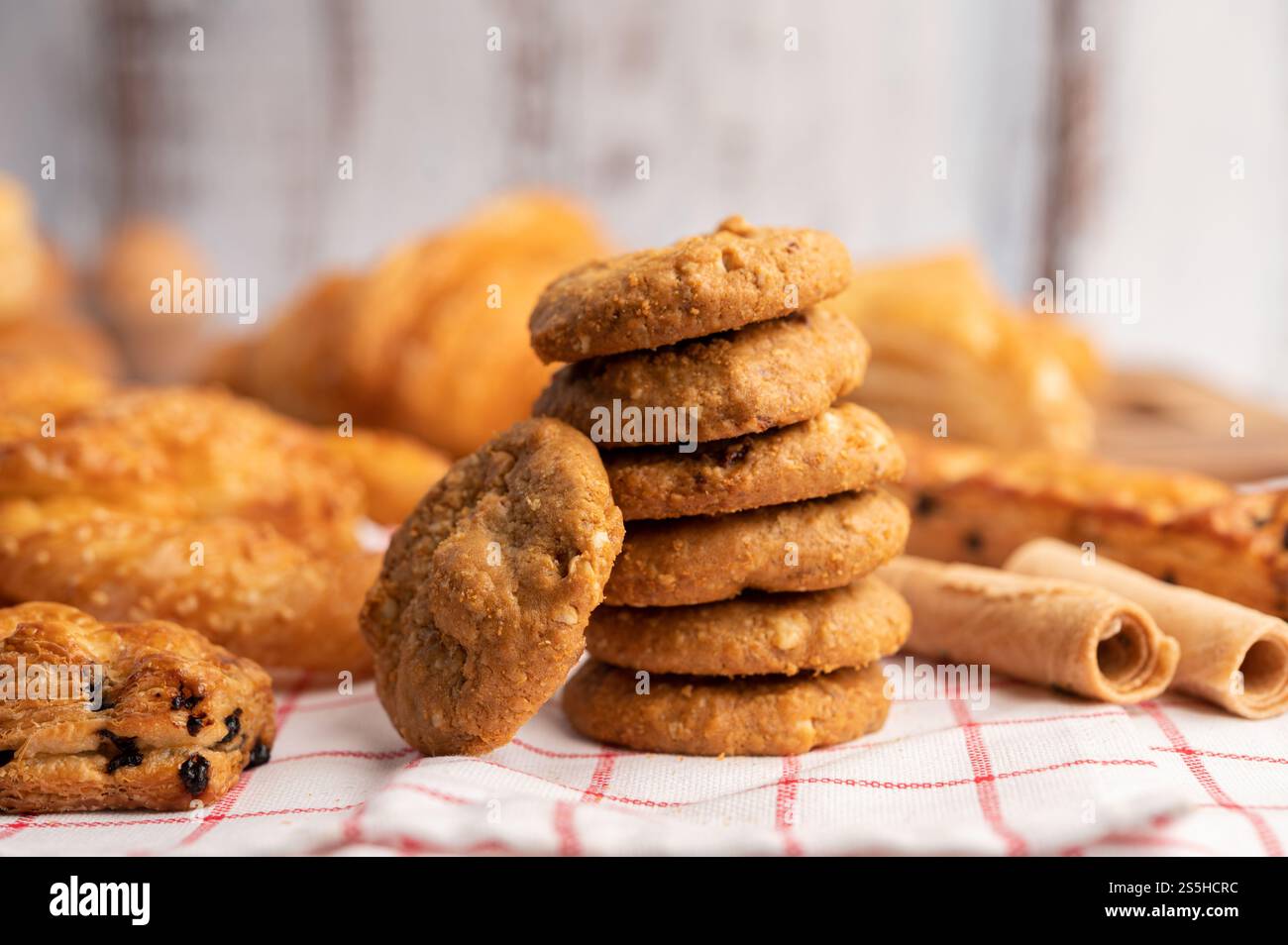 Kekse auf einem weiß-roten Tuch gestapelt. Selektiver Fokus. Stockfoto