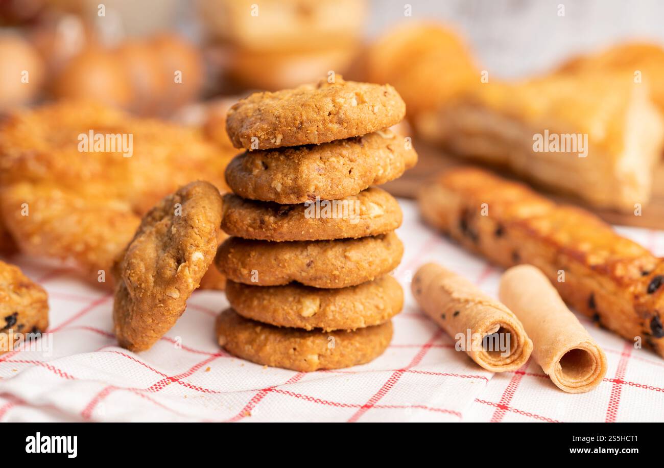 Kekse auf einem weiß-roten Tuch gestapelt. Selektiver Fokus. Stockfoto