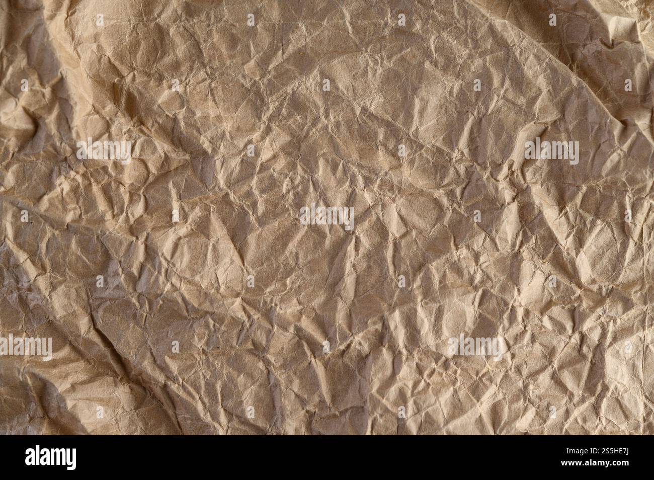 Braunes Kraftpapier, grobkörnig, zerknittert, recyceln. Stockfoto