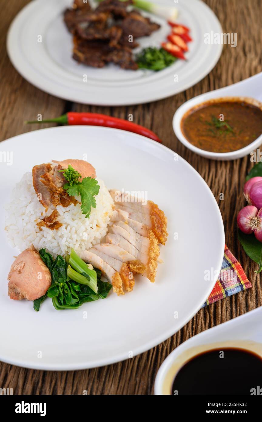 Knuspriges Schweinefleisch auf einem weißen Teller. Selektiver Fokus. Stockfoto