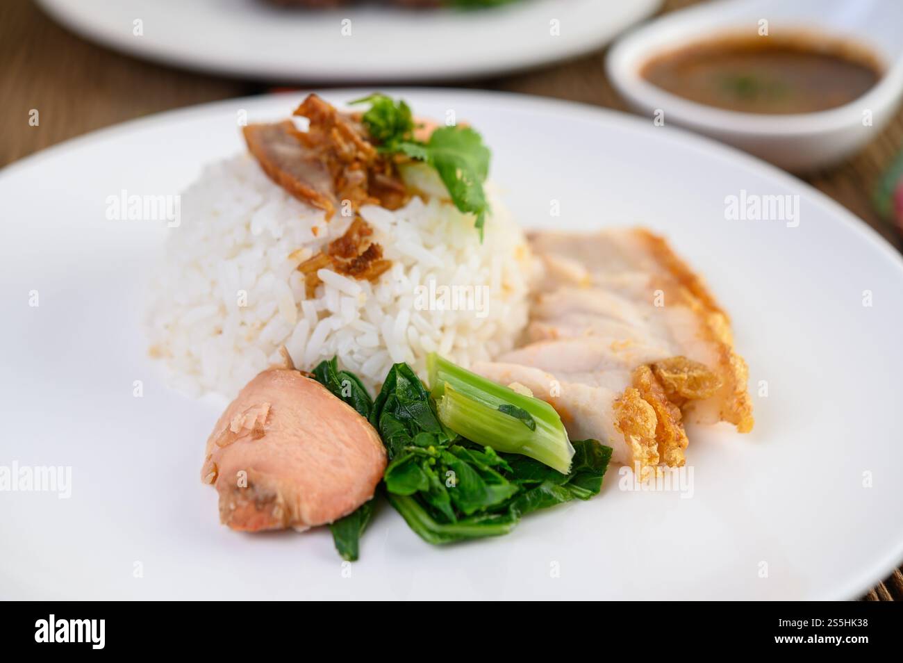 Knuspriges Schweinefleisch auf einem weißen Teller. Selektiver Fokus. Stockfoto