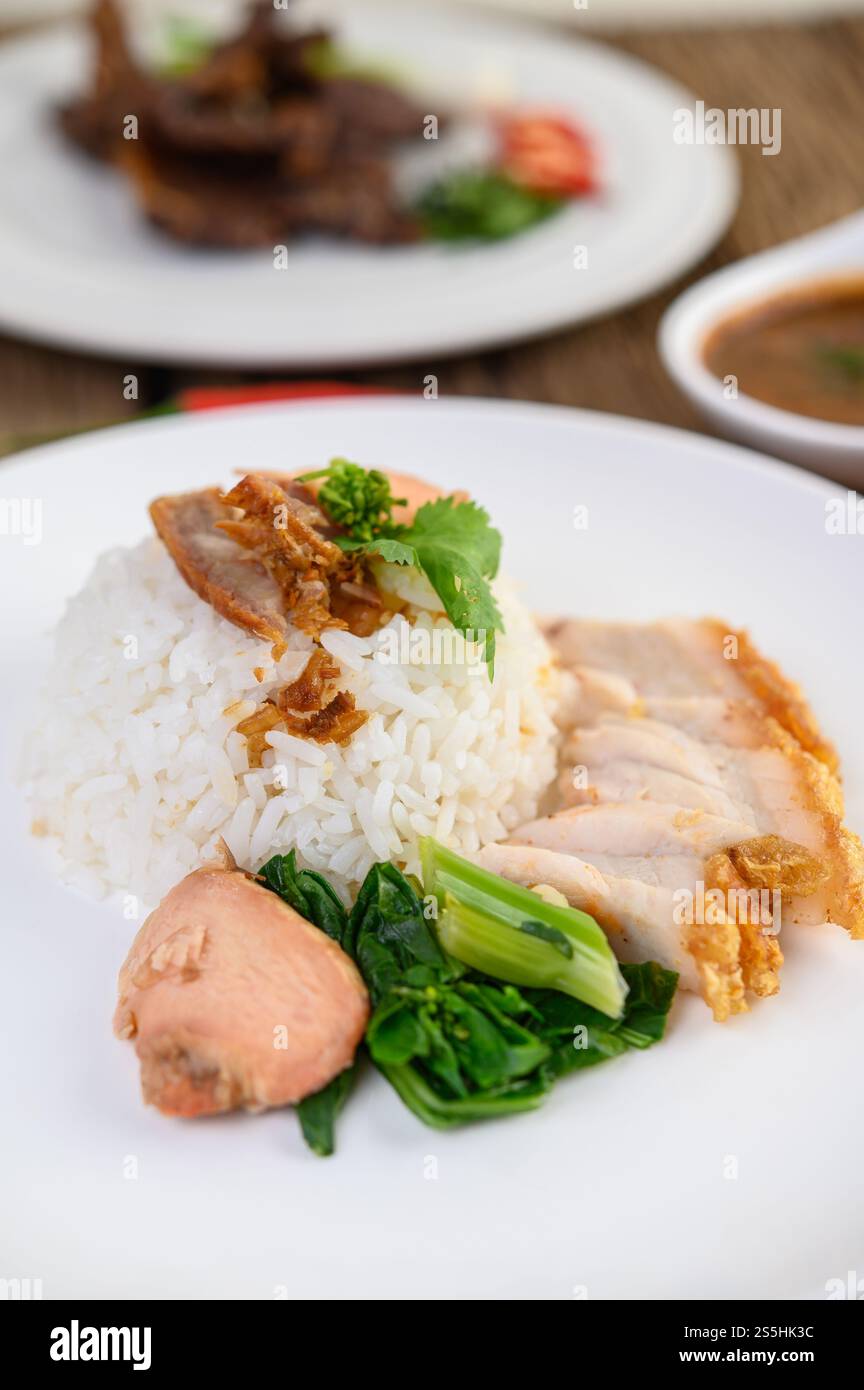 Knuspriges Schweinefleisch auf einem weißen Teller. Selektiver Fokus. Stockfoto