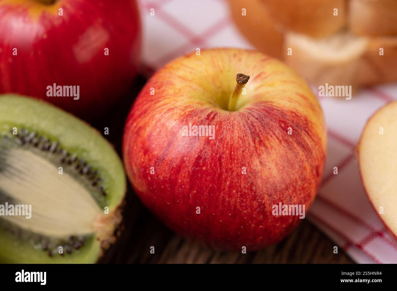 Kiwi, Äpfel und Brot auf dem Tisch. Selektiver Fokus. Stockfoto