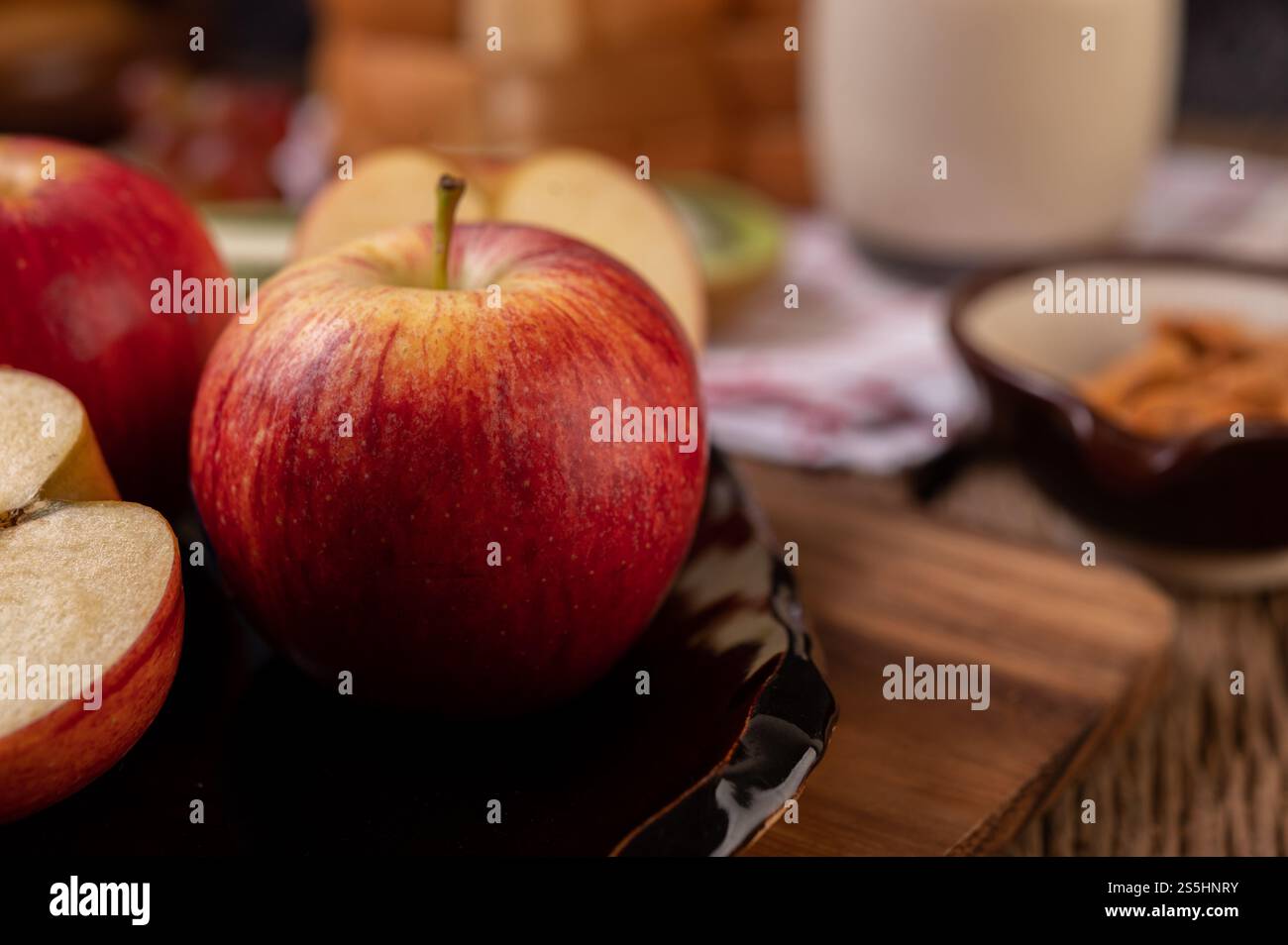 Der Apfel auf dem Holztisch. Selektiver Fokus. Stockfoto