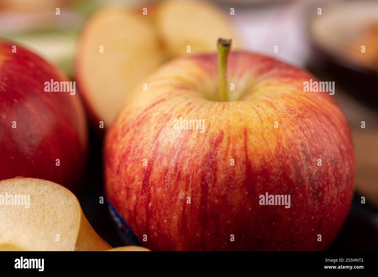 Der Apfel auf dem Holztisch. Selektiver Fokus. Stockfoto