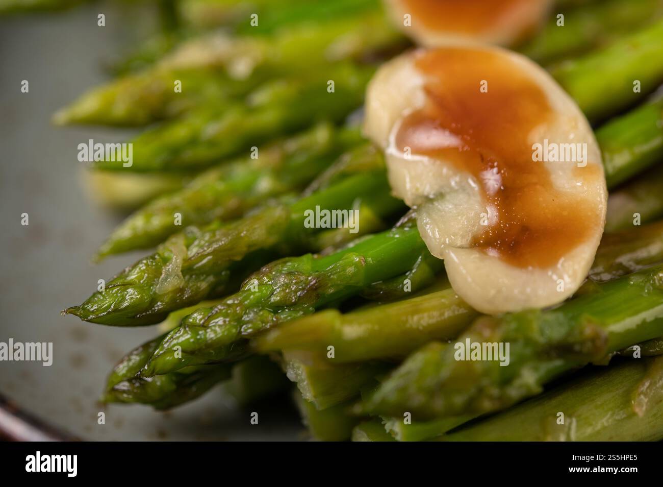 Gebratener Spargel in Austernsauce. Selektiver Fokus. Stockfoto