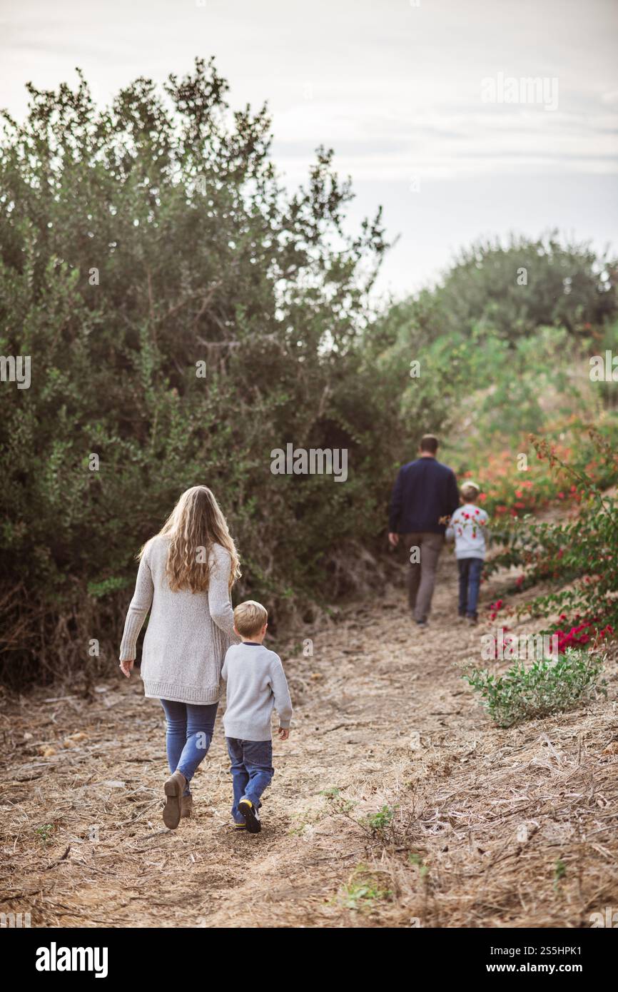 Farbfoto einer vierköpfigen Familie bei Sonnenuntergang in Palos Verdes, CA. Stockfoto