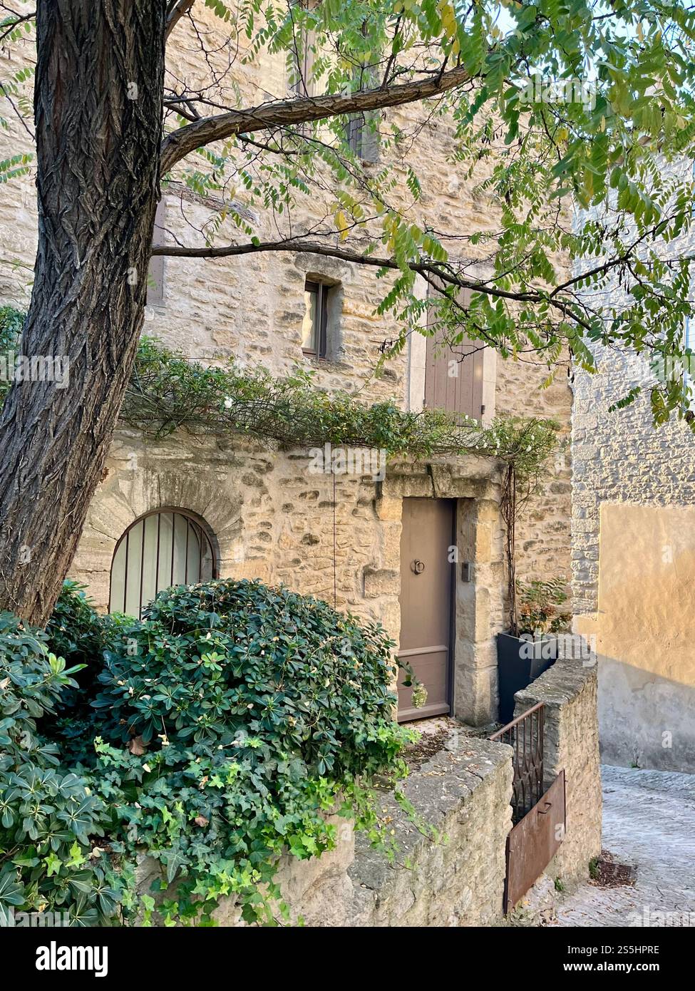 Enge Gassen des mittelalterlichen Dorfes Gordes in der Provence, Südfrankreich Stockfoto