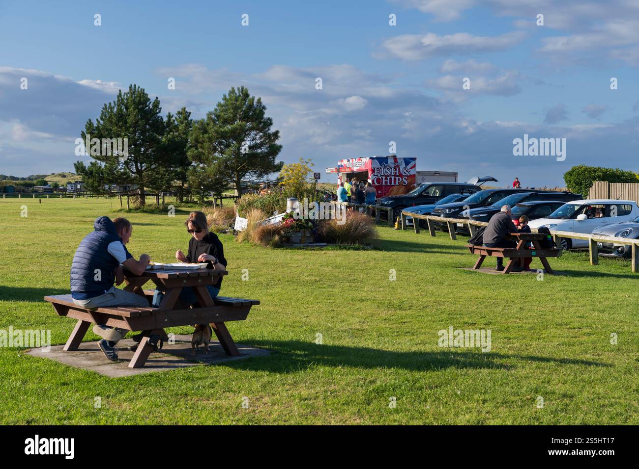 Beadnell, das Fischerdorf an der Küste von Northumberland, ist heute ein beliebter Ferienort und Pendlerort. Fischmahlzeiten aus dem mobilen Fish and Chip Van im Green, in der Nähe Stockfoto
