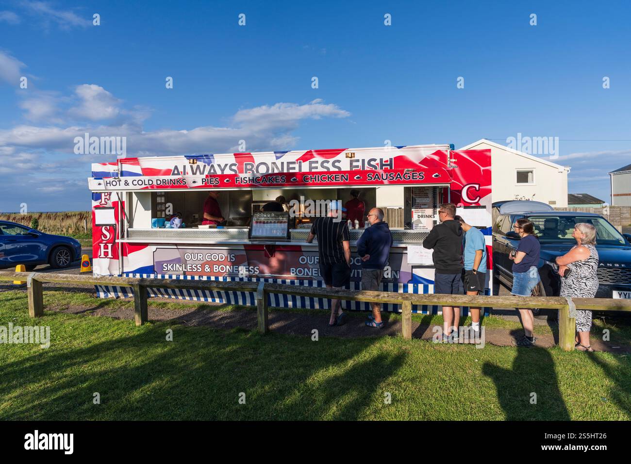 Beadnell, das Fischerdorf an der Küste von Northumberland, ist heute ein beliebter Ferienort und Pendlerort. Fischmahlzeiten aus dem mobilen Fish and Chip Van im Green, in der Nähe Stockfoto