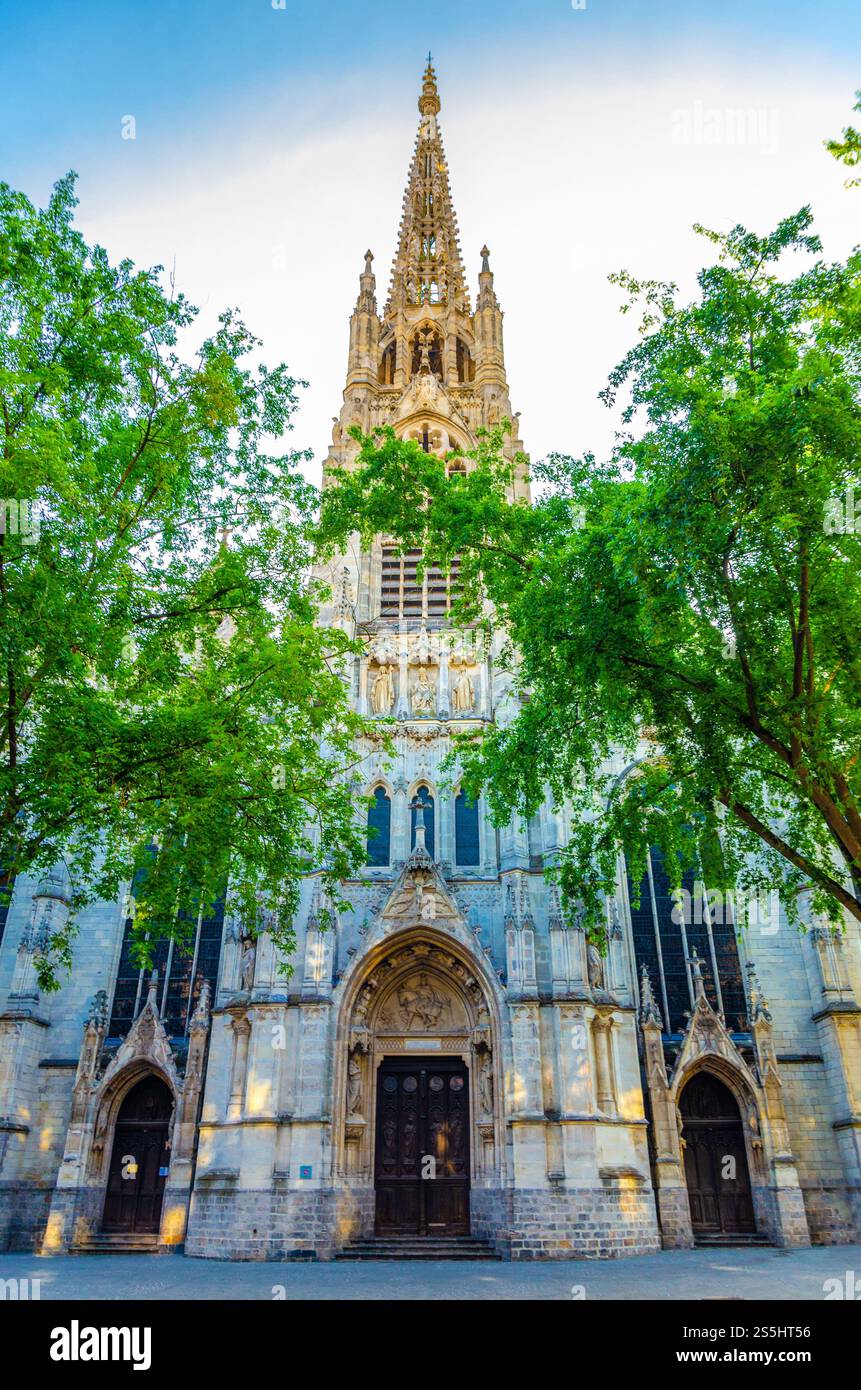 Eglise Saint-Maurice römisch-katholische Kirche im neogotischen Architekturstil mit Turm in der Rue Pierre-Mauroy Straße im historischen Zentrum der Stadt Lille Stockfoto