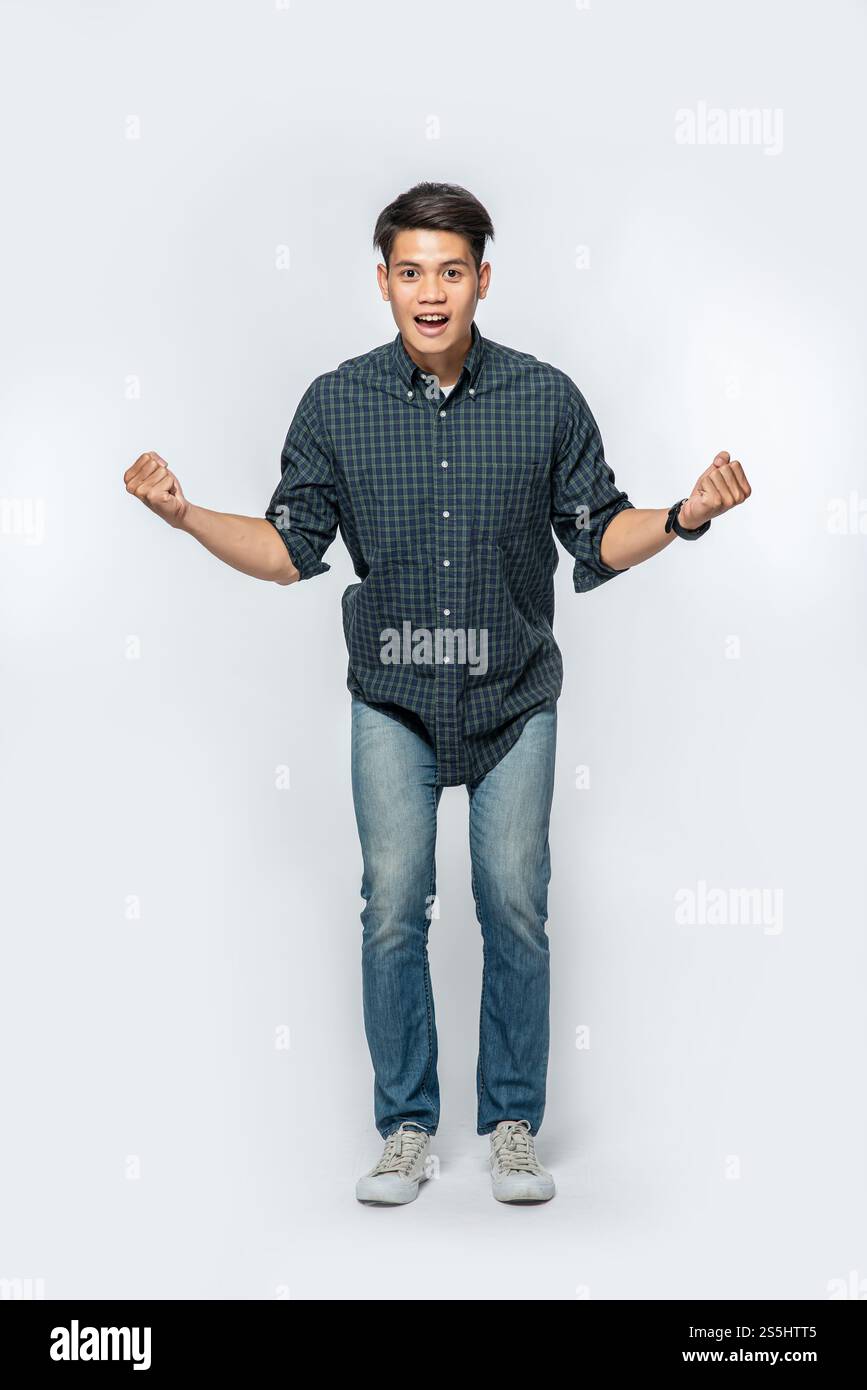 Der Mann in Schwarz hat beide Hände vor Freude geballt. Stockfoto