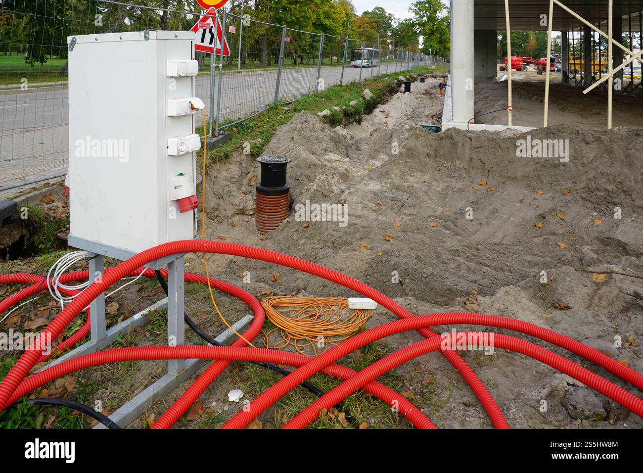 Provisorischer Außenschaltschrank auf einer Baustelle mit mehreren zwei- und dreiphasigen Steckdosen für die Stromversorgung der Geräte Stockfoto