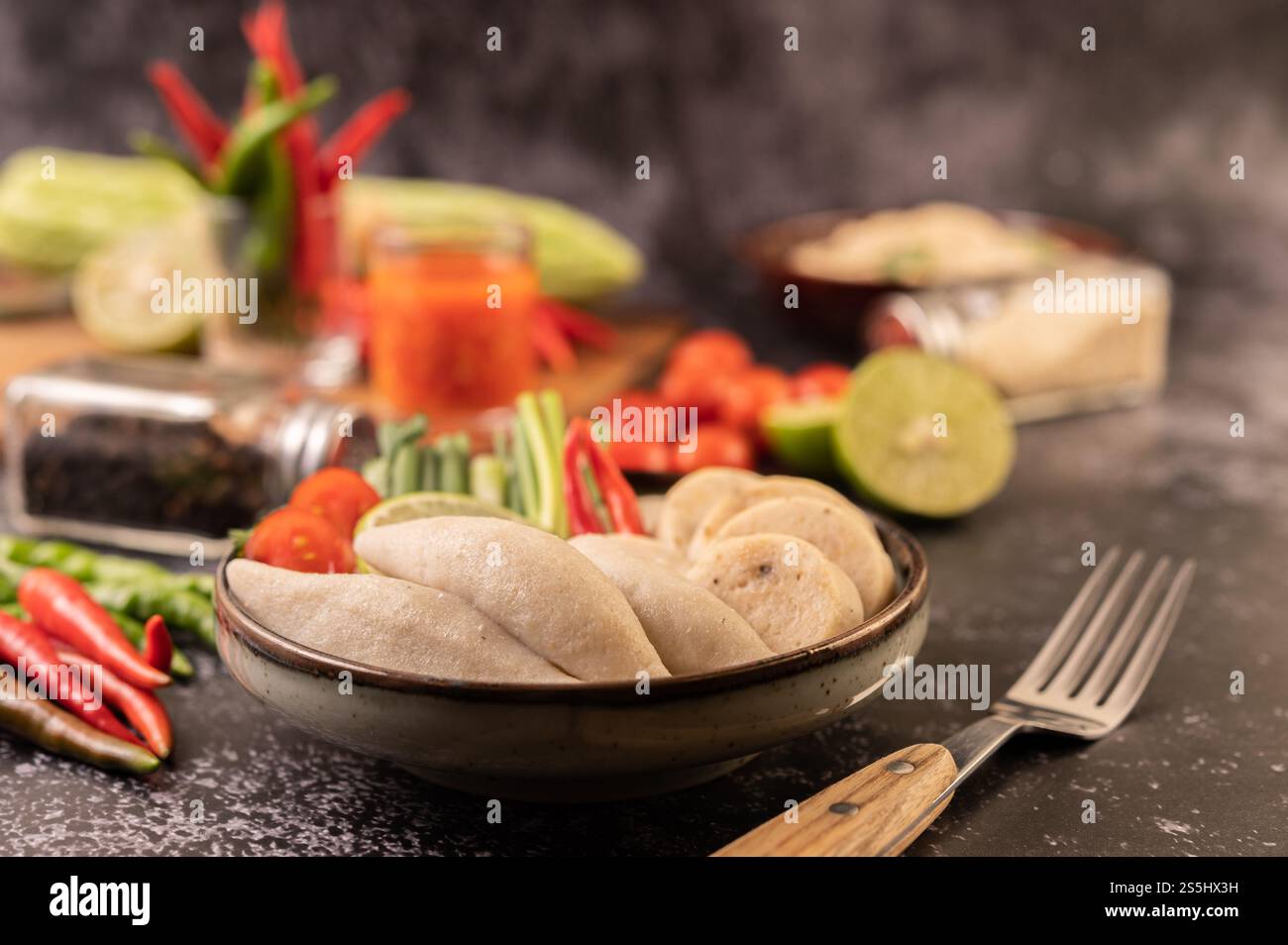Rugby Fischbällchen mit ZitronenChili Paste, Tomaten und Chili. Stockfoto