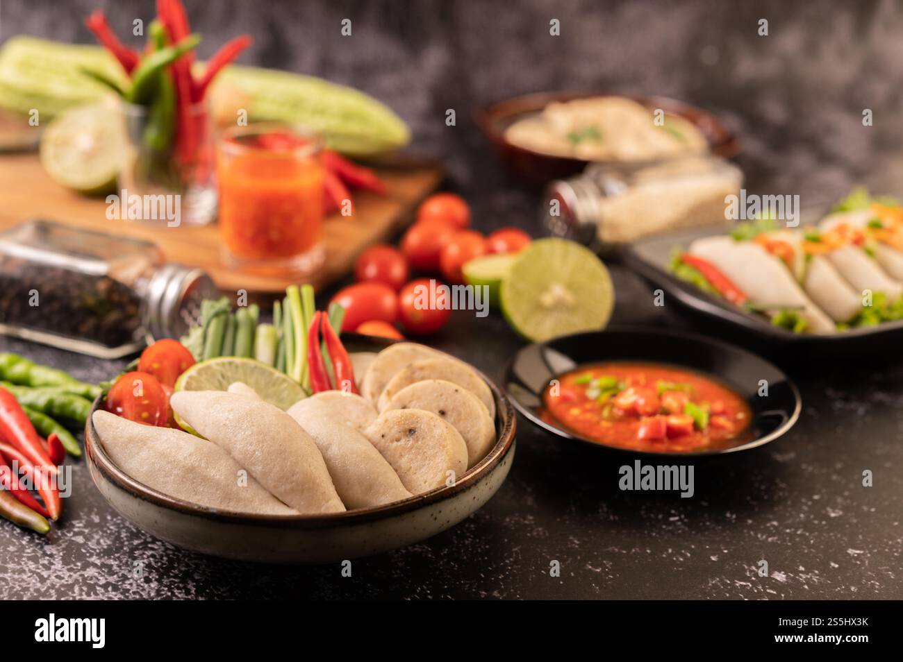 Rugby Fischbällchen mit ZitronenChili Paste, Tomaten und Chili. Stockfoto