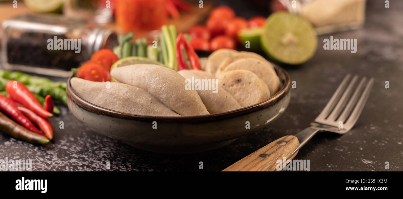 Rugby Fischbällchen mit ZitronenChili Paste, Tomaten und Chili. Stockfoto