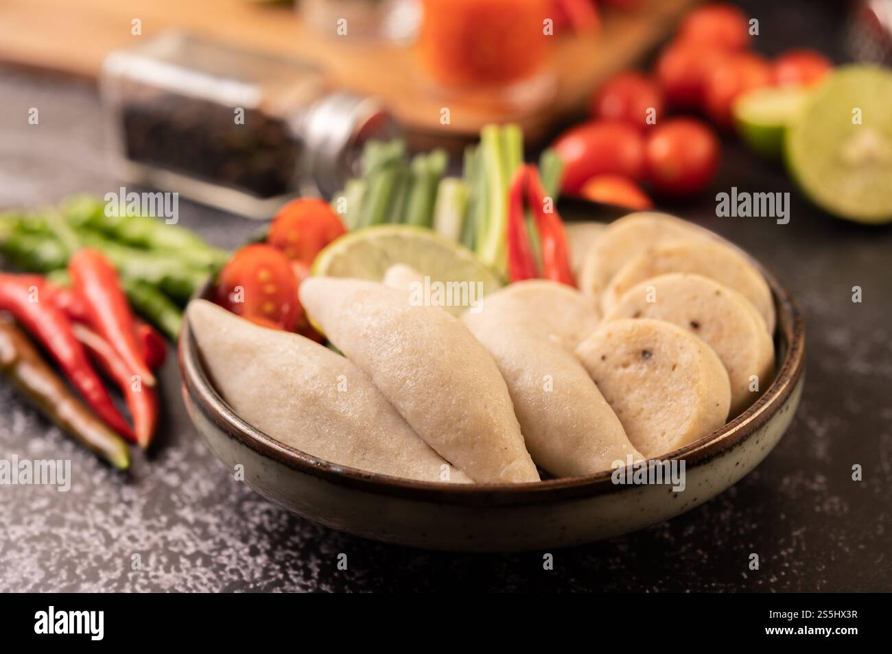 Rugby Fischbällchen mit ZitronenChili Paste, Tomaten und Chili. Stockfoto