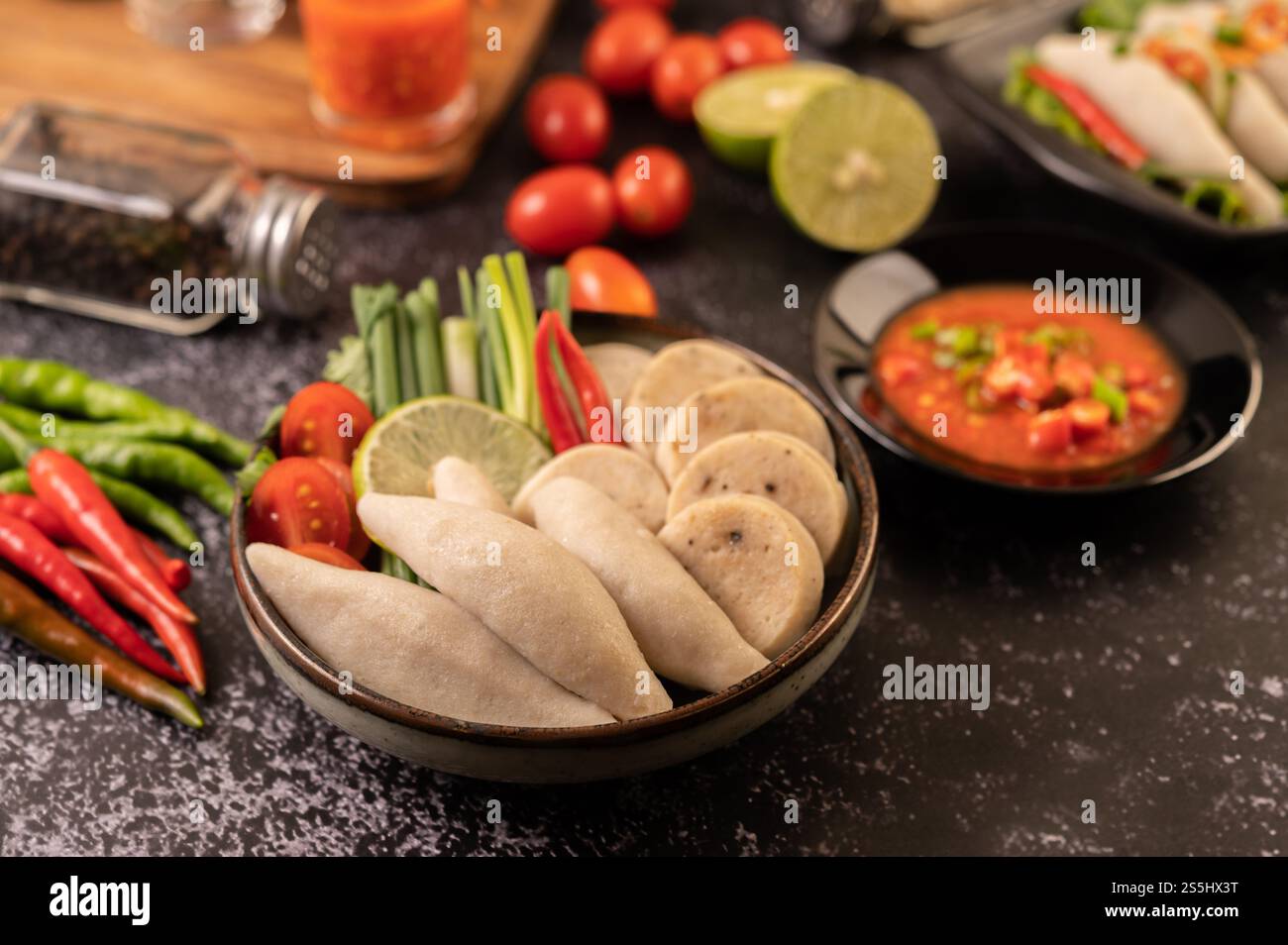 Rugby Fischbällchen mit ZitronenChili Paste, Tomaten und Chili. Stockfoto