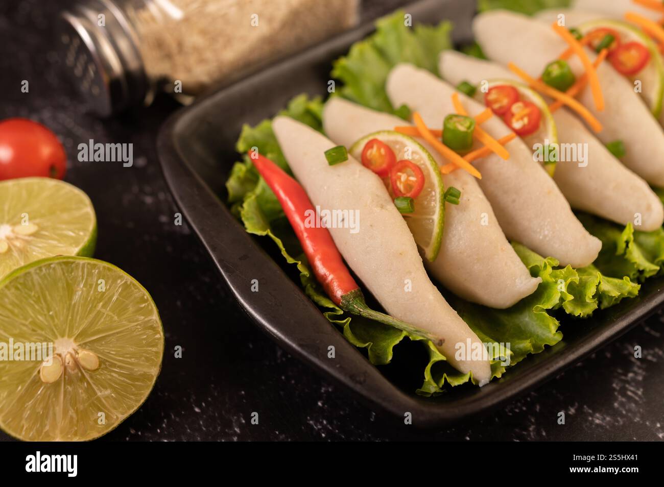 Rugby Fischbällchen mit ZitronenChili Paste, Tomaten und Chili. Stockfoto