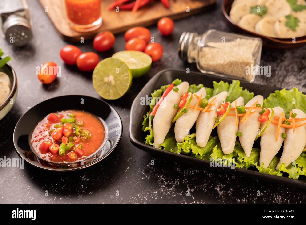 Rugby Fischbällchen mit ZitronenChili Paste, Tomaten und Chili. Stockfoto