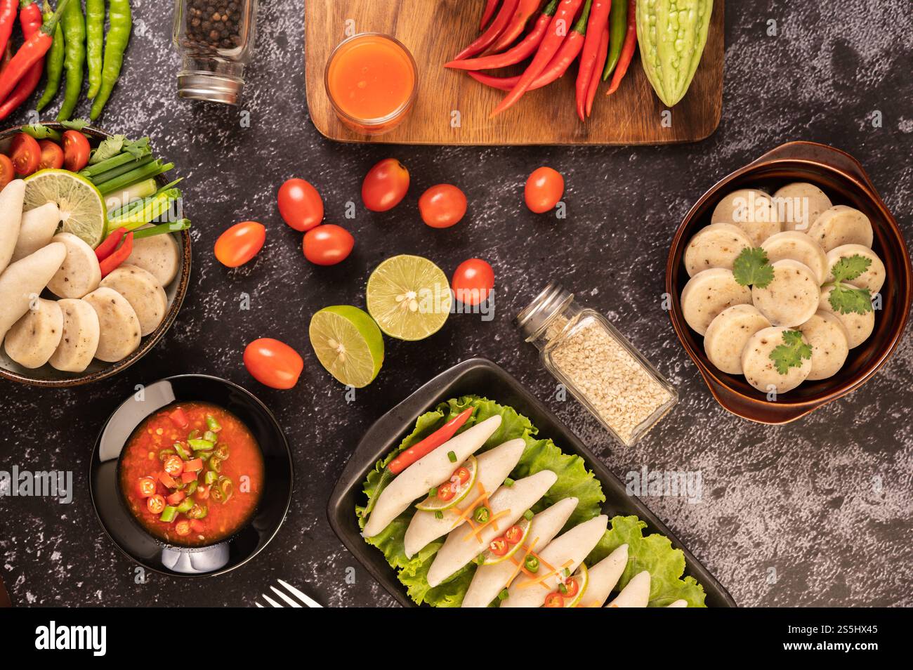 Rugby Fischbällchen mit ZitronenChili Paste, Tomaten und Chili. Stockfoto