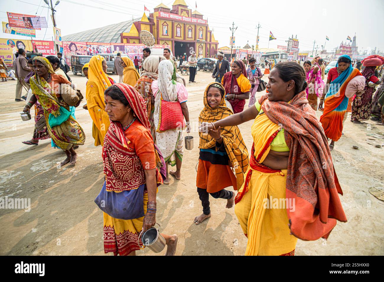 Maha Kumbh Mela: Besuchergruppe Stockfoto