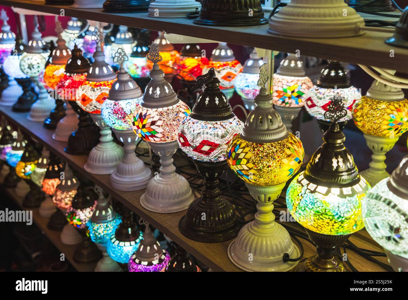 Traditionelle farbenfrohe türkische Lichter mit Mosaiktönen auf dem Basar Stockfoto