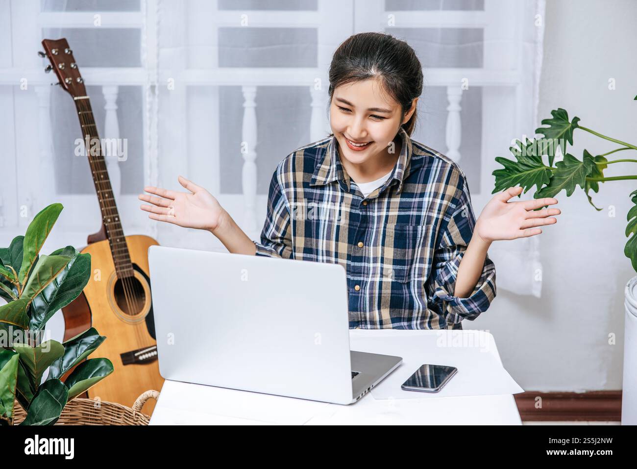 Frauen nutzen Laptops im Büro mit Vergnügen. Stockfoto