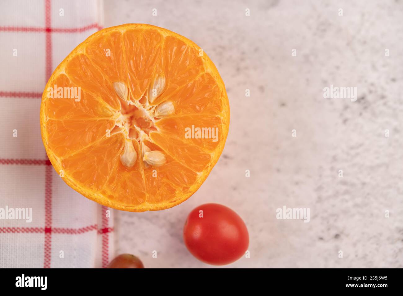 Orange in Hälften geschnitten und Trauben Stockfoto