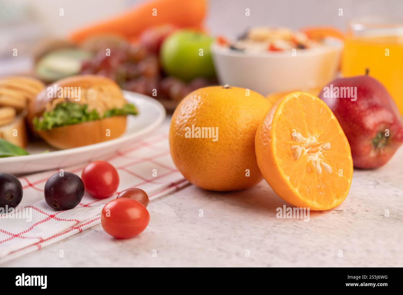 Orange in Hälften geschnitten und Trauben. Selektiver Fokus. Stockfoto