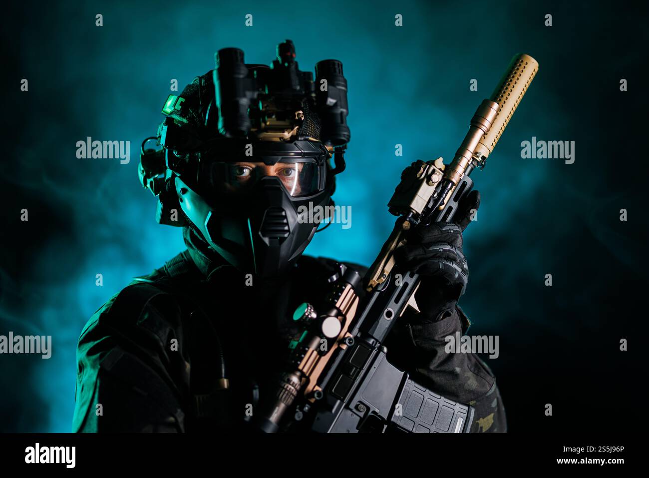 Ein Soldat in fortgeschrittener taktischer Ausrüstung mit einem Gewehr, vor einem dramatischen rauchigen Hintergrund. Ideal für Sicherheitskonzepte, militärische Operationen, tactica Stockfoto