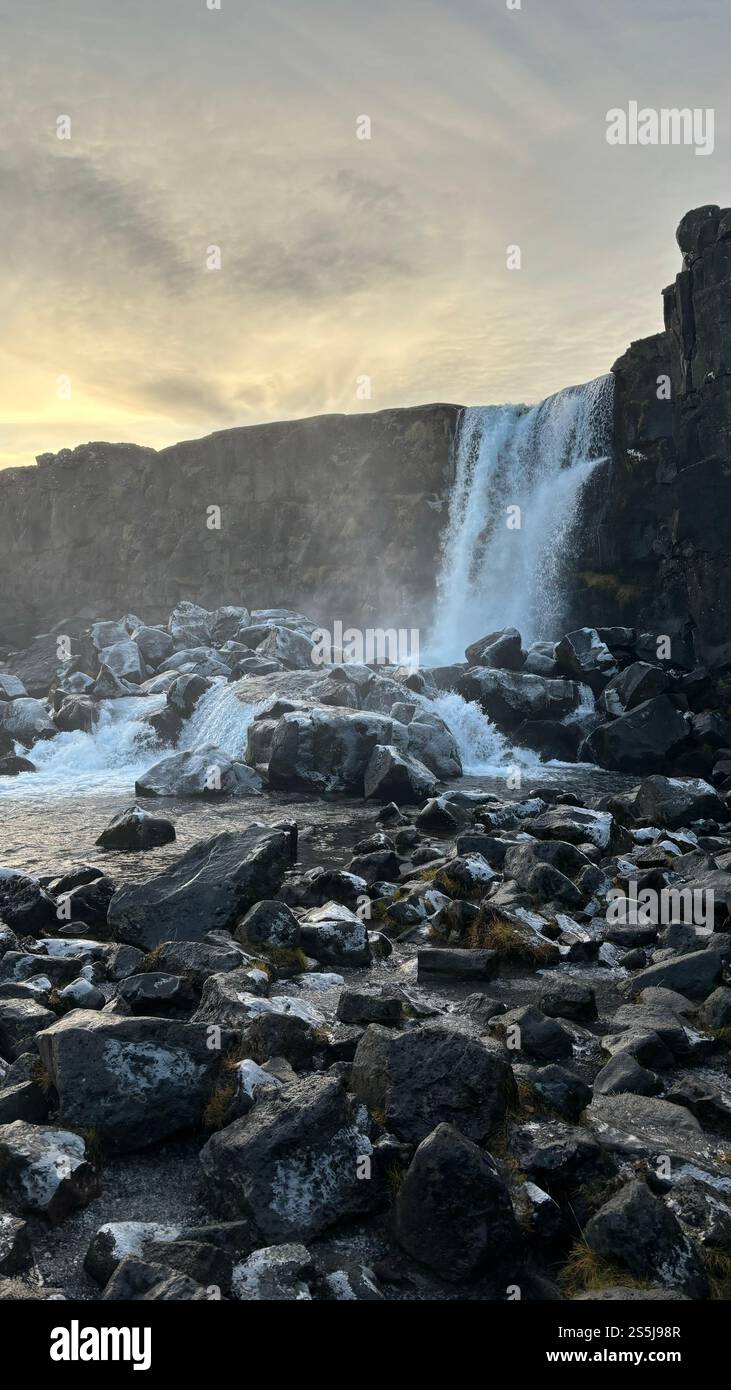 Wasserfall im Thingvellir Nationalpark, dem Mittelatlantischen Rücken, Island - Smartphone-aufgenommenes Stockfoto
