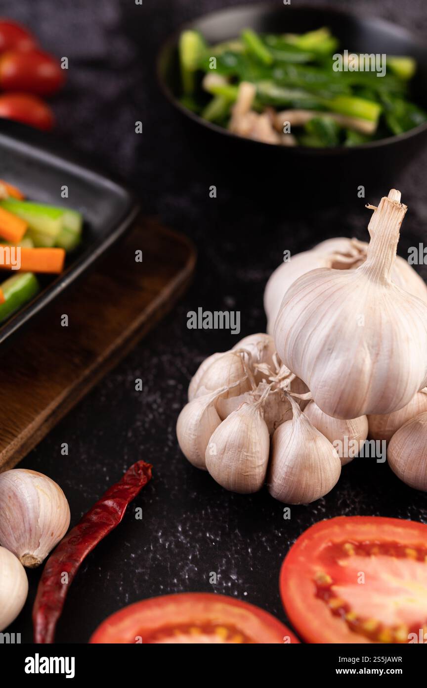 Knoblauch Tomate und Gabeln zum Kochen. Selektiver Fokus. Stockfoto