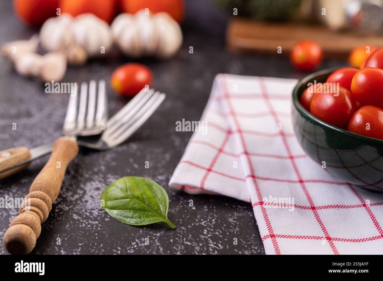 Die Tomaten sind im schwarzen Becher. Selektiver Fokus. Stockfoto
