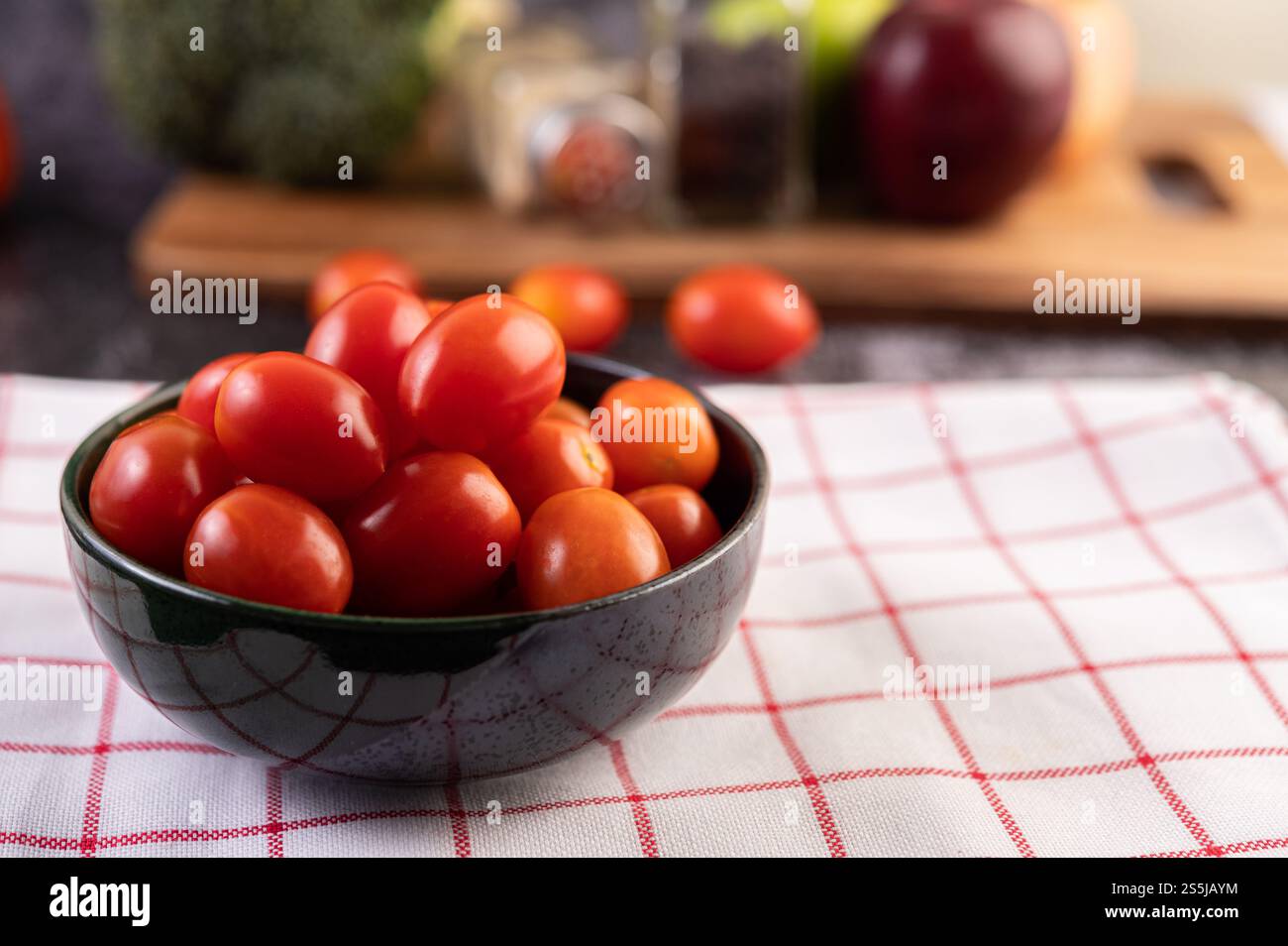 Die Tomaten sind im schwarzen Becher. Selektiver Fokus. Stockfoto