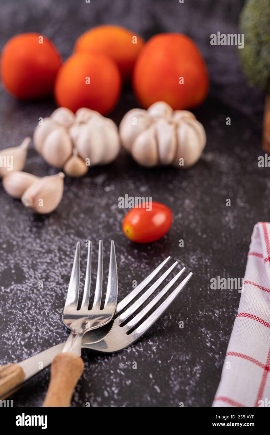 Gabeln Tomaten und Knoblauch zum Kochen. Selektiver Fokus. Stockfoto