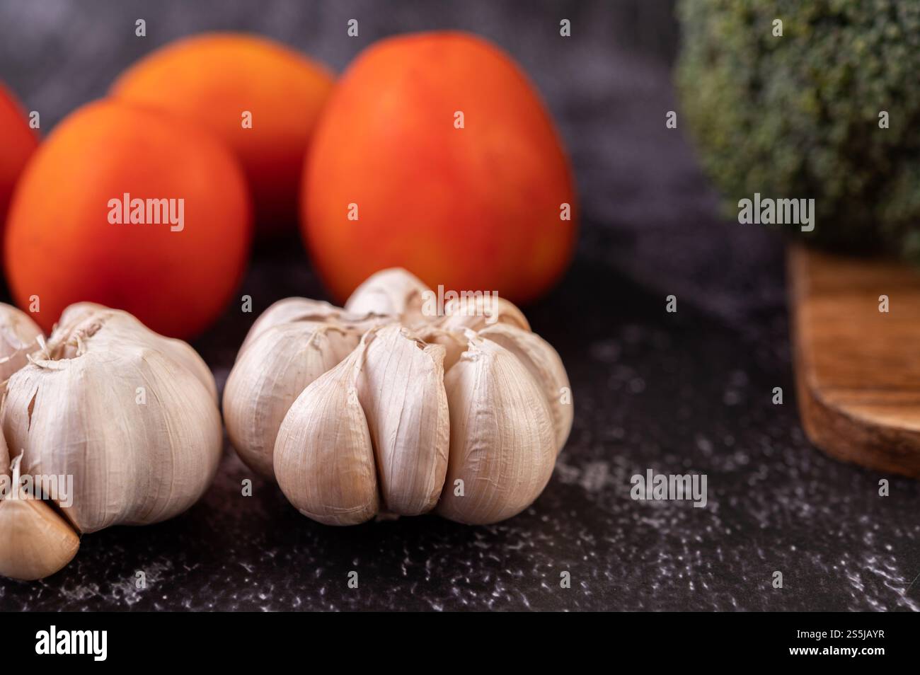 Knoblauch wird auf einem schwarzen Hintergrund platziert. Selektiver Fokus. Stockfoto