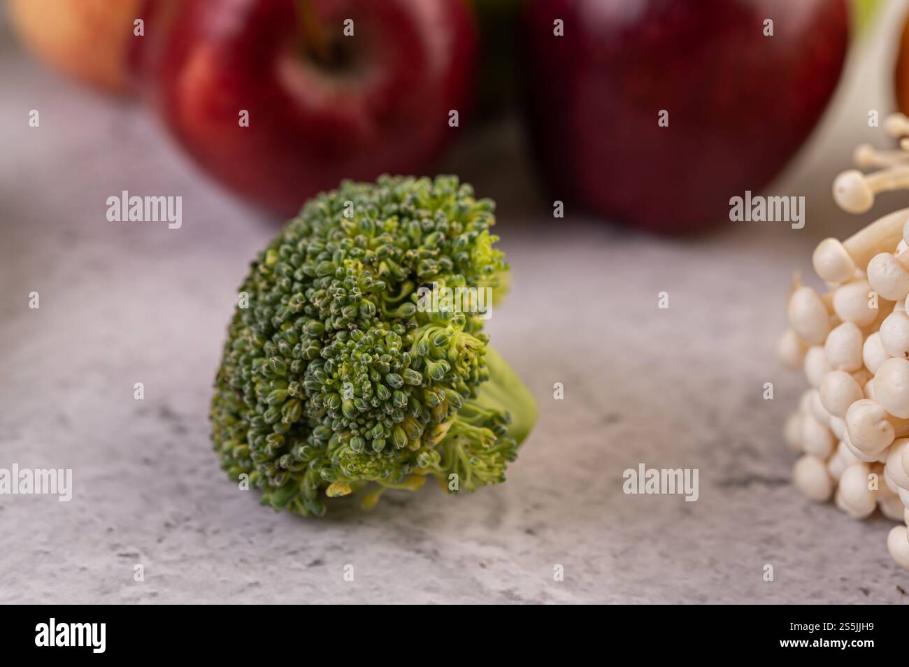 Brokkoli mit weißem Hintergrund. Selektiver Fokus. Stockfoto