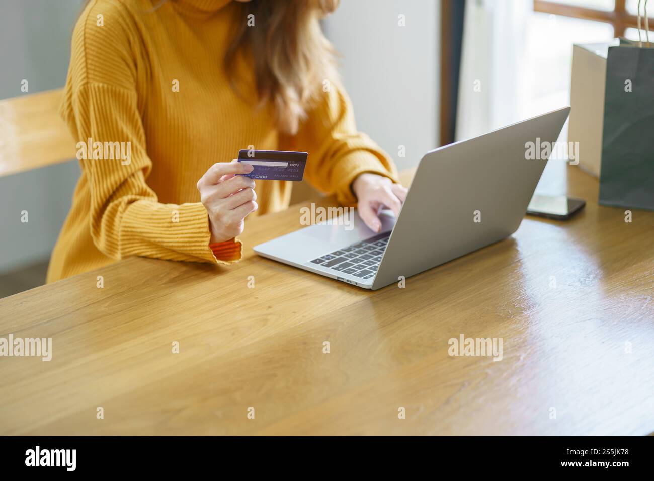Frau, die auf einem Laptop mit Kreditkarte für Internet Online-E-Commerce-Einkaufen Geld ausgeben Online-Einkaufen Handy-Laptop-Technologie Stockfoto