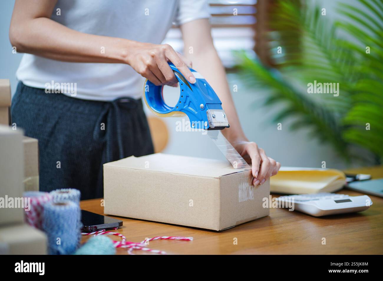Asiatische Frau, die Paketzustellbox vorbereitet Versand für den Einkauf Online-Zustellung Postservice Menschen und Versandkonzept. Stockfoto