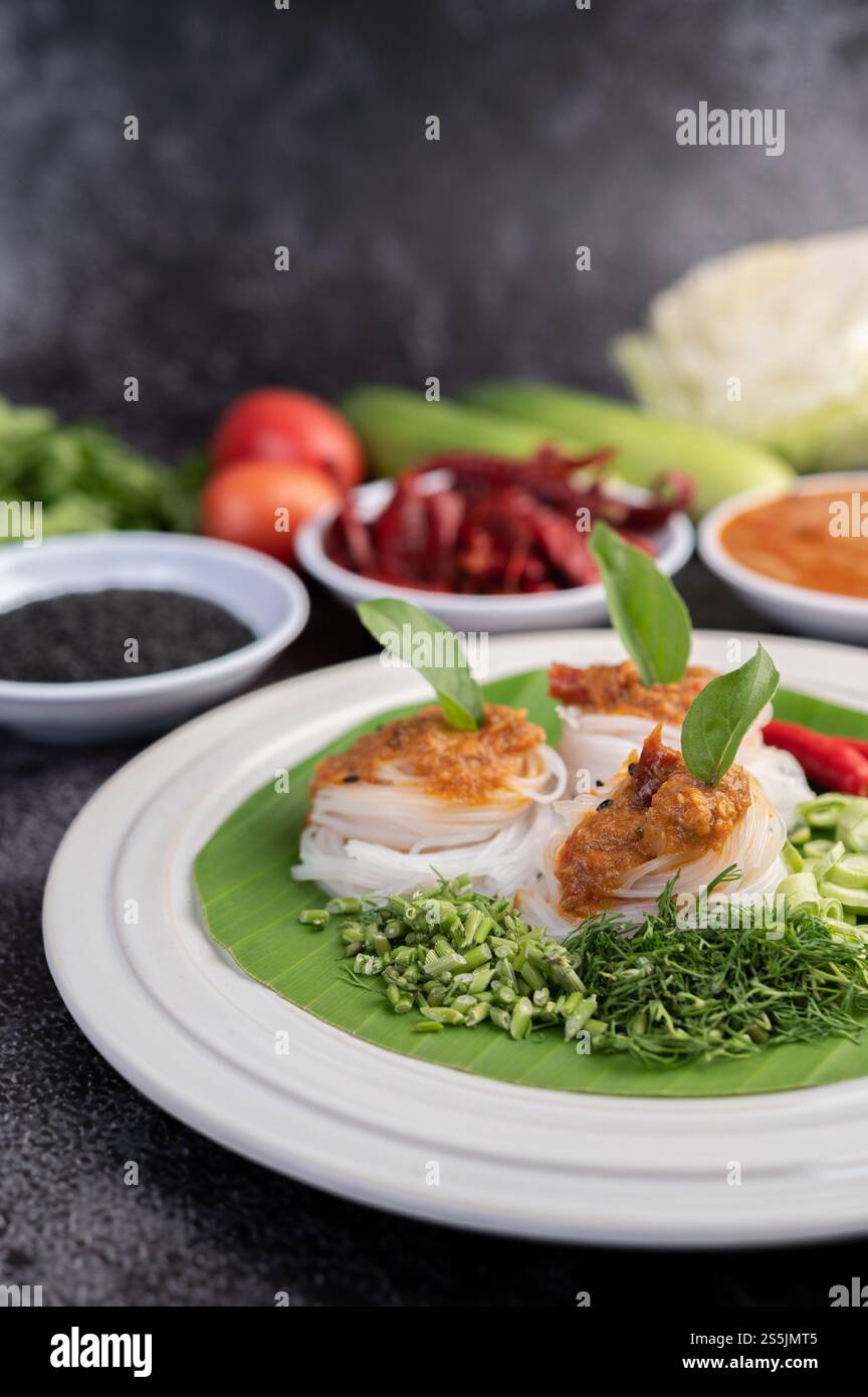 Nudeln mit Kokosmilch, Gemüse und Beilagen. Stockfoto