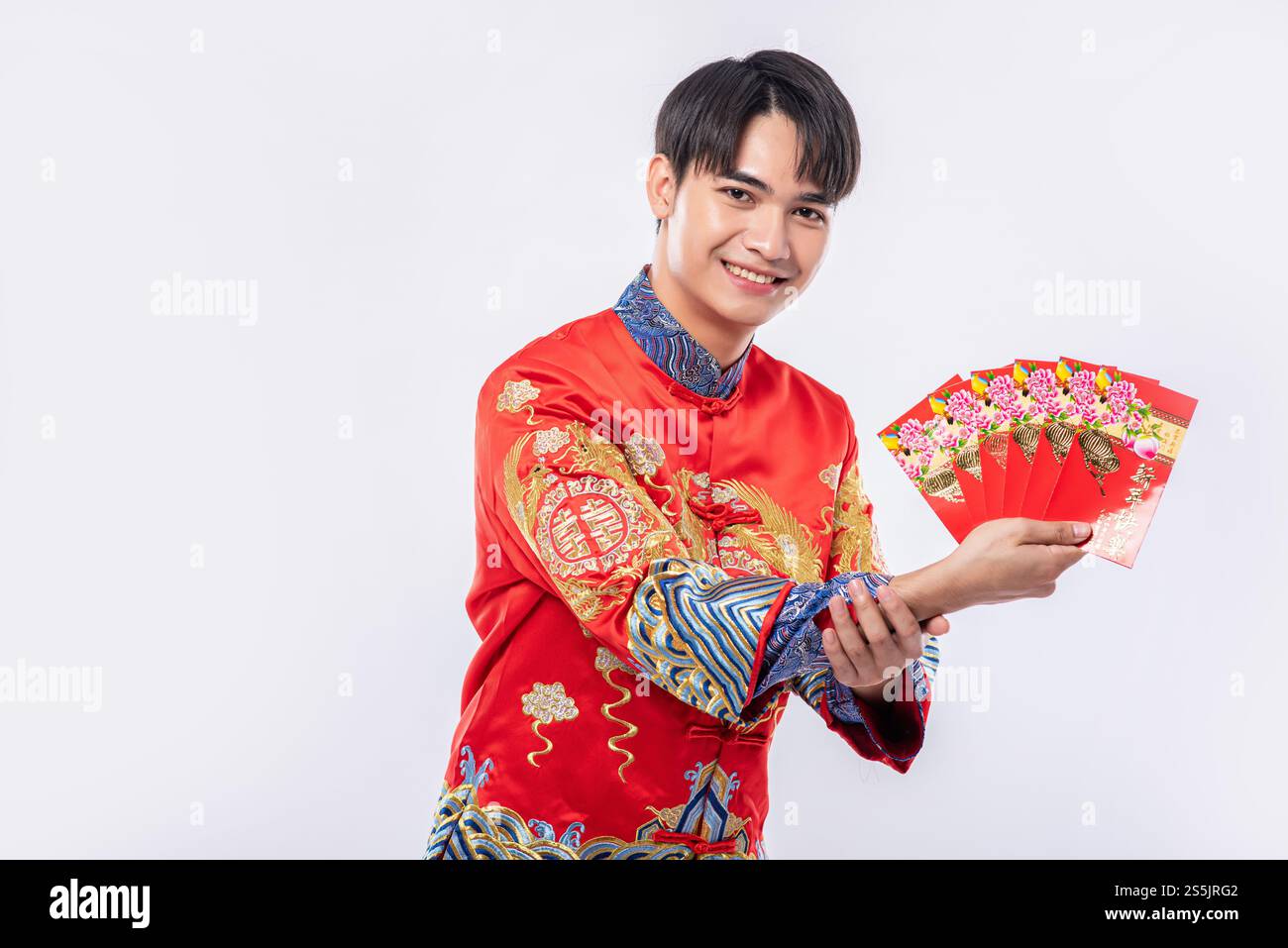 Man Wear Cheongsam hat großes Glück, im traditionellen Tag von den Eltern ein Geschenk zu bekommen Stockfoto