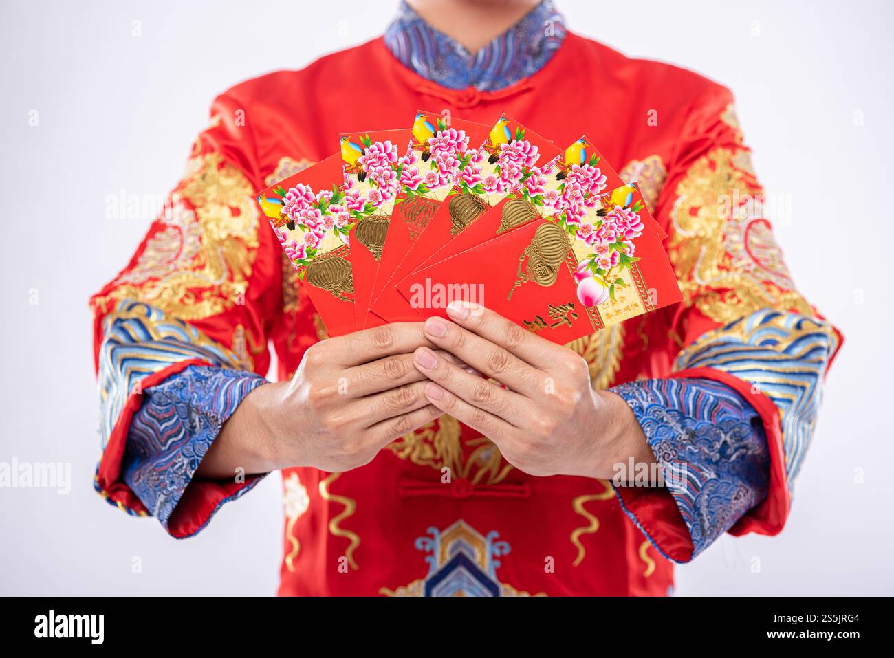 Man Wear Cheongsam Anzug schenkt seiner Familie ein Geschenk, um im chinesischen Neujahr ein Glücksbringer zu sein Stockfoto
