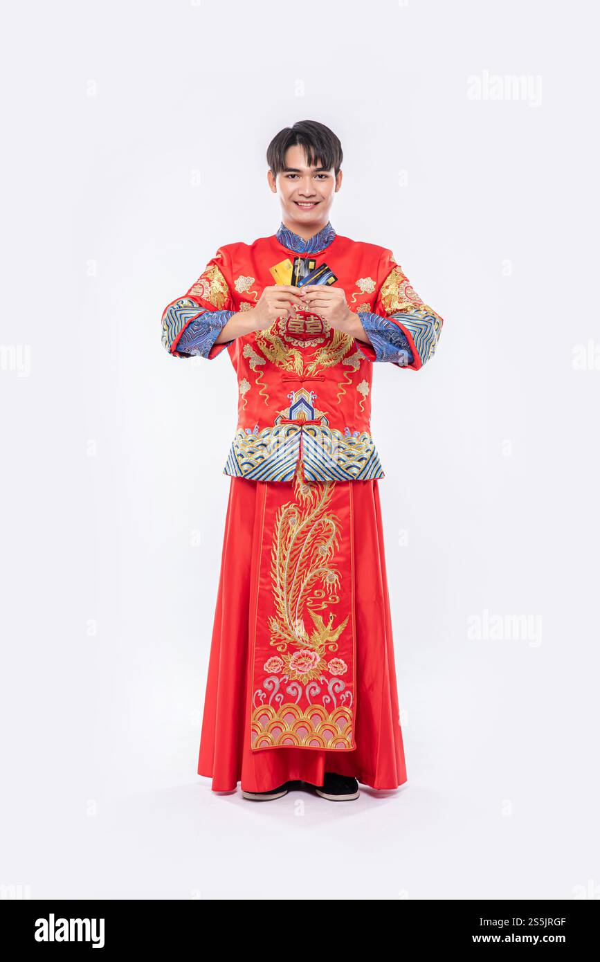 Man trägt Cheongsam mit mehreren Kreditkarten, um während des chinesischen Neujahrs einkaufen zu gehen. Stockfoto
