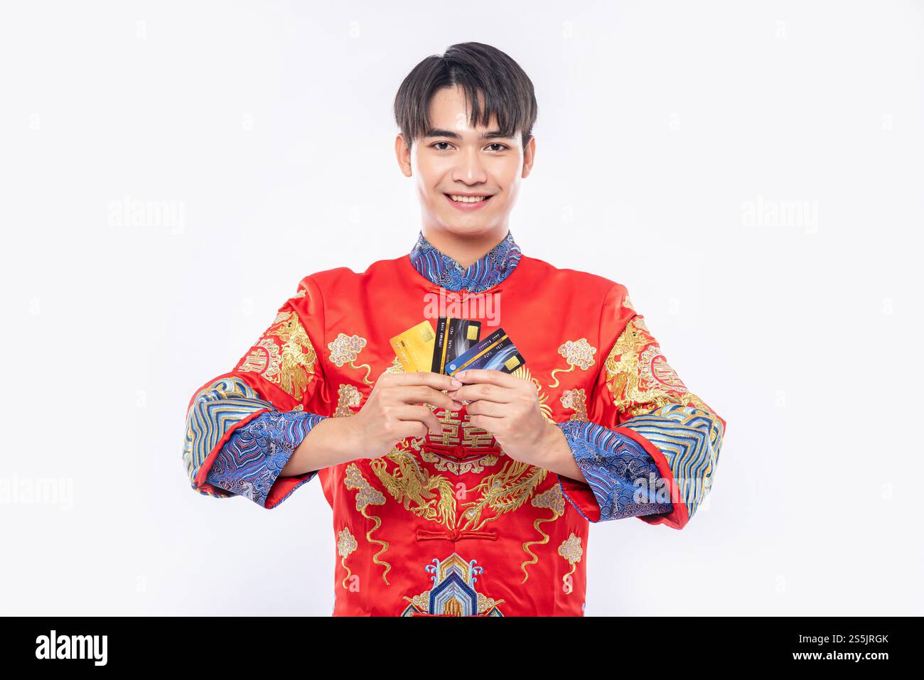 Man trägt Cheongsam mit mehreren Kreditkarten, um während des chinesischen Neujahrs einkaufen zu gehen. Stockfoto