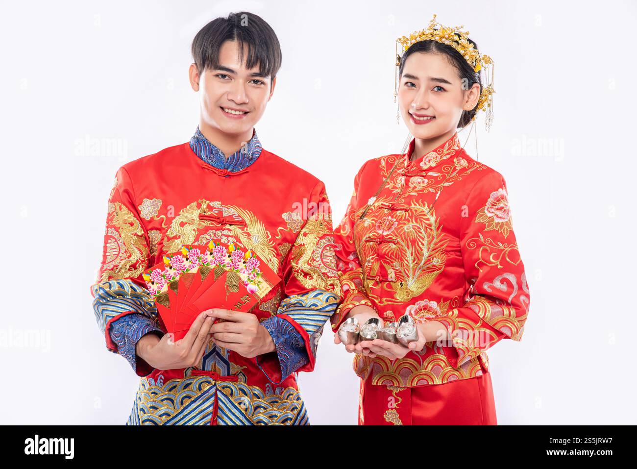 Chinesisches Neujahrsfest, Mann und Frau tragen Cheongsam, schenken Geschenk Geld für traditionelle Stockfoto