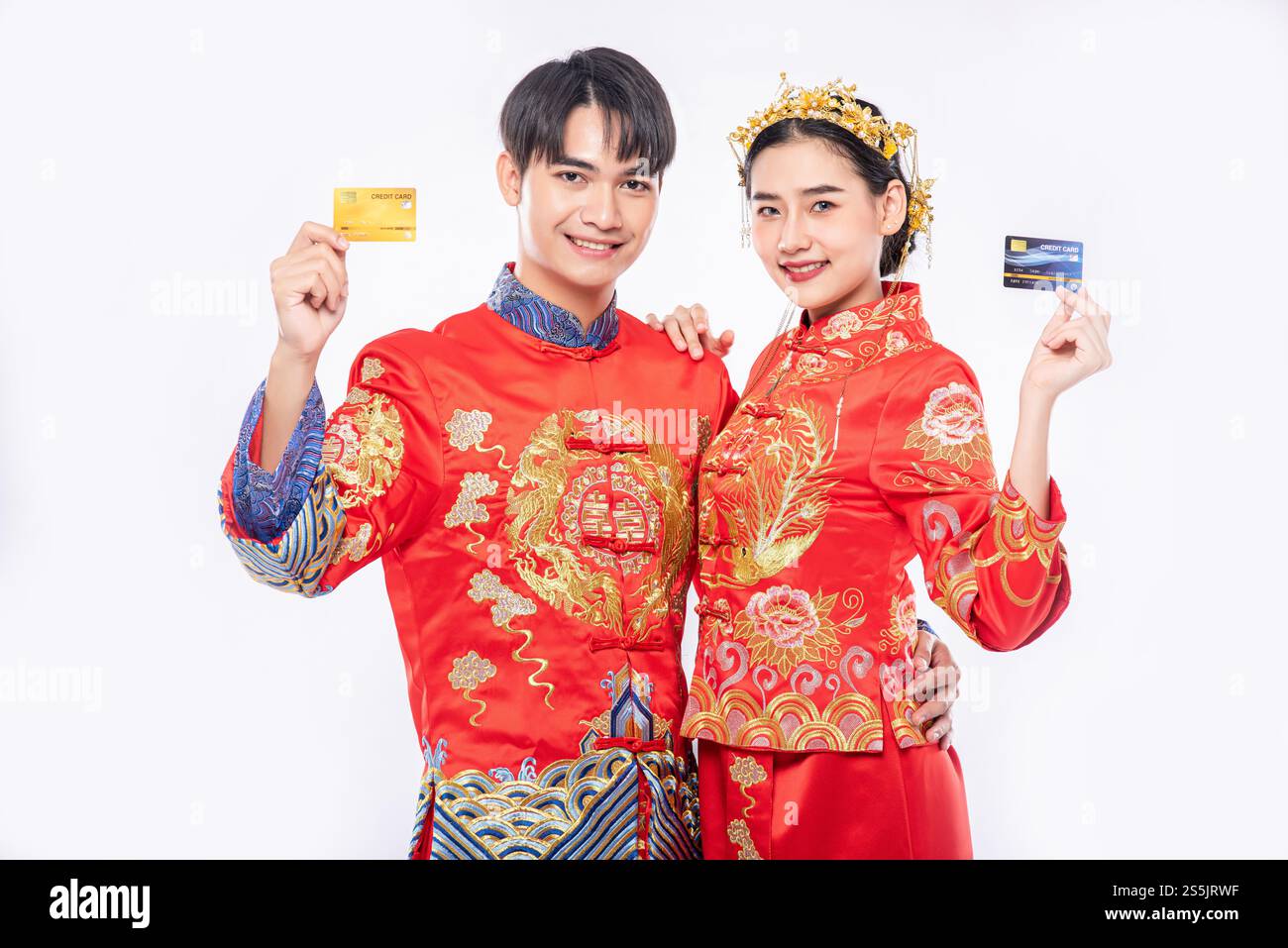 Männer und Frauen tragen einen Qipao und gehen mit einer Kreditkarte einkaufen. Stockfoto