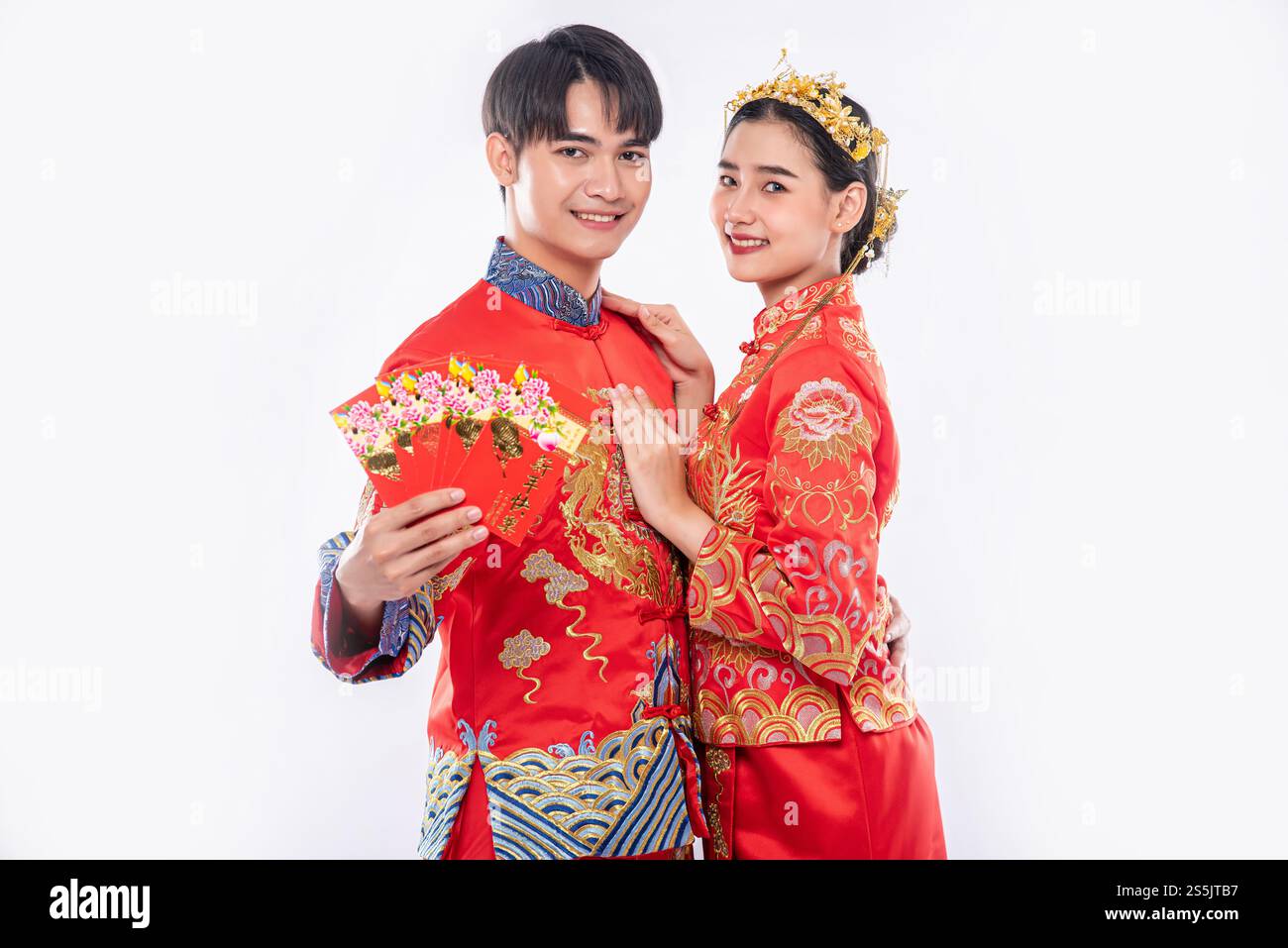 Der Mann und die Frau, die Cheongsam tragen, haben Glück, am traditionellen Tag Geschenkgeld und Bargeld zu erhalten Stockfoto