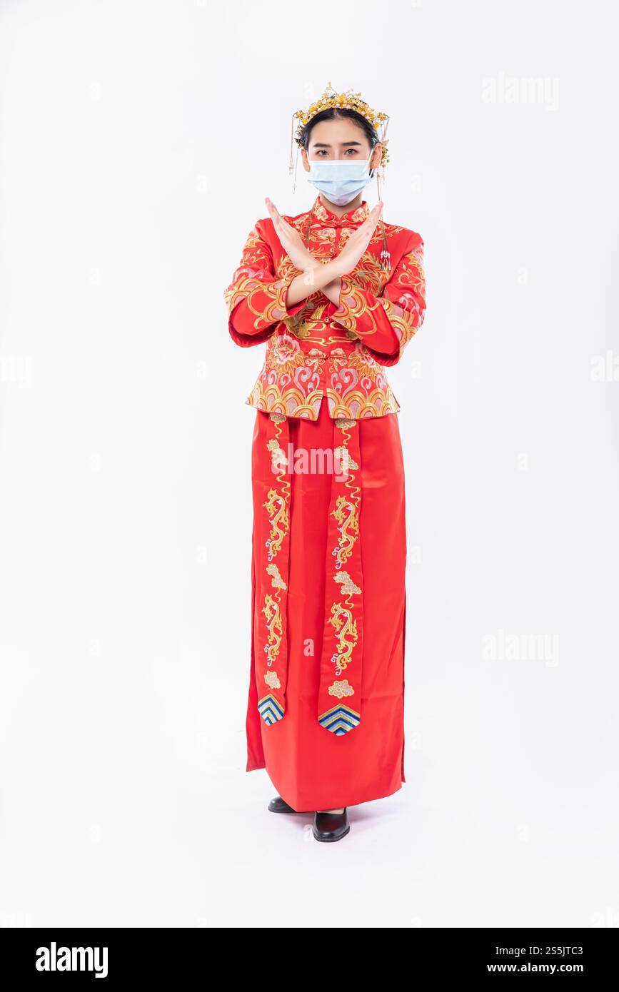 Frau tragen Cheongsam Anzug und Maske Show Leute nicht tragen Maske kann nicht kommen, um im chinesischen Neujahr einzukaufen Stockfoto